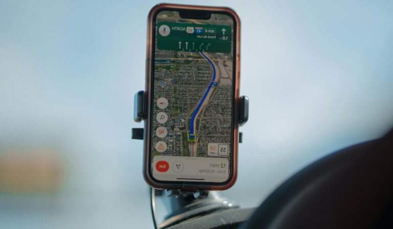 Paras puhelinteline autoon vertailu