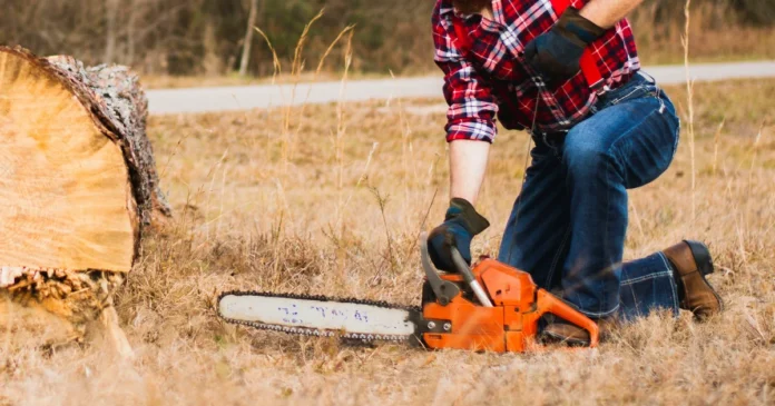 viiltosuojahousut puun pilkkomiseen