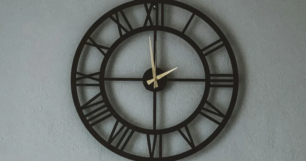 Paras seinäkello testi